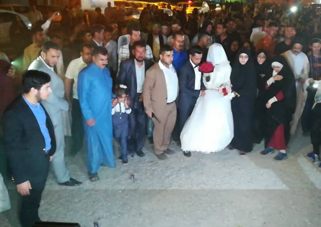 یک زوج جوان در اردوگاه سیل زدگان اهواز جشن ازدواج گرفتند
