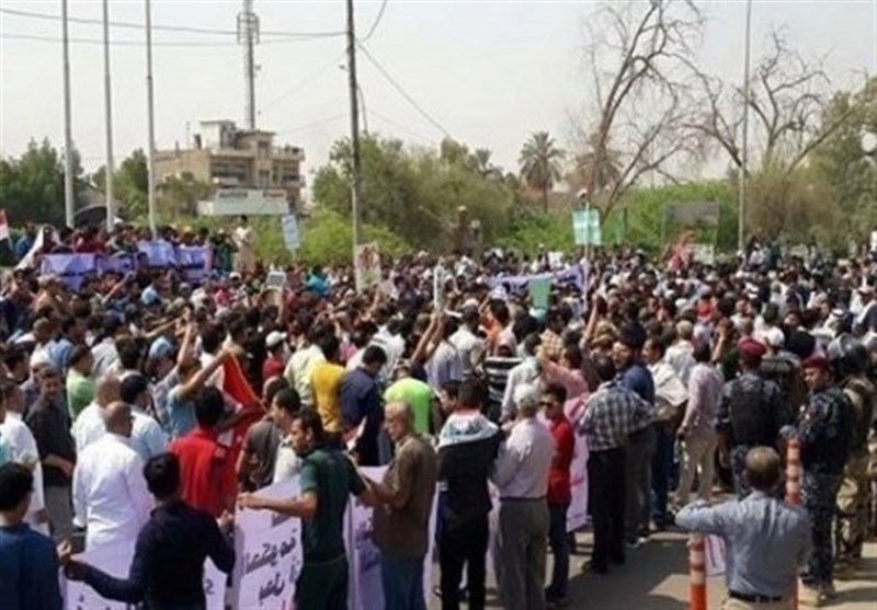 افزایش تعداد تظاهرکنندگان در نزدیکی استانداری بصره