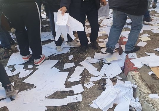 حمله معترضان به یکی از مراکز رای‌گیری در الجزایر