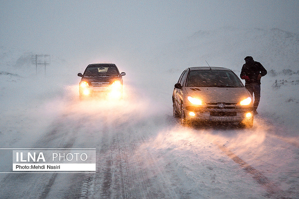 ترافیک نیمه‌سنگین در آزادراه قزوین_کرج/بارش برف و باران در محورهای مواصلاتی ۱۰ استان