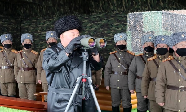 نظارت رهبر کره شمالی بر یک رزمایش نظامی 