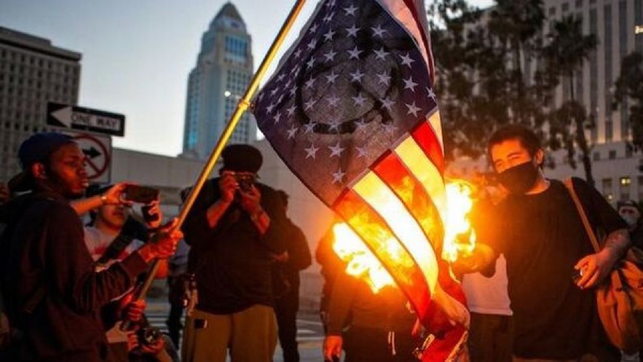 معترضان پرچم آمریکا را مقابل کاخ سفید آتش زدند