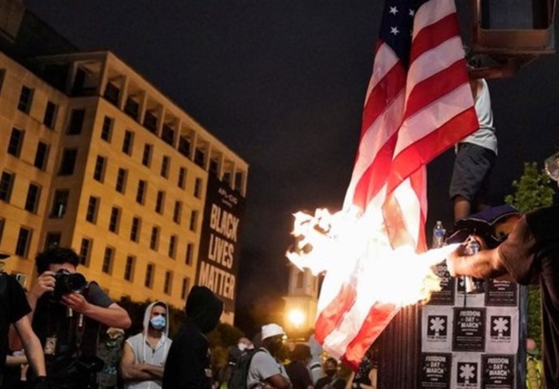 معترضان پس از اظهارات ترامپ پرچم آمریکا را در نزدیکی کاخ سفید به آتش کشیدند