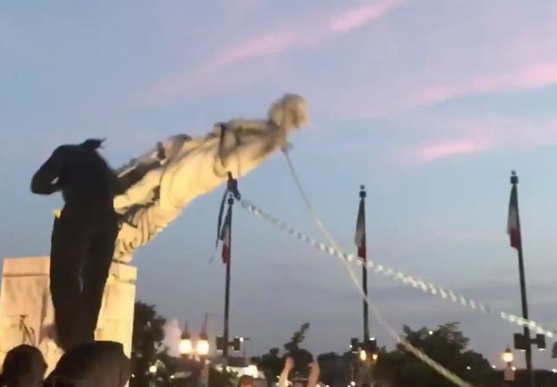 معترضان آمریکایی مجسمه کریستوف کلمب را به پایین کشیدند