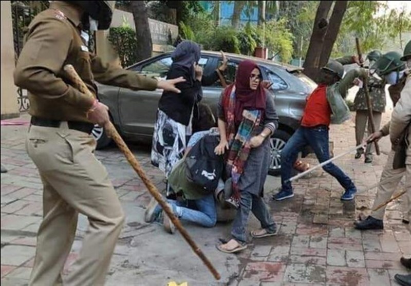 سرکوب مسلمانان معترض به اهانت به پیامبر گرامی اسلام توسط پلیس هند 60 زخمی برجای گذاشت