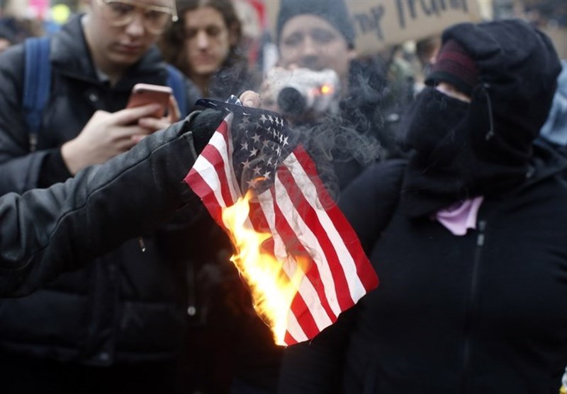 پرچم آمریکا در تظاهرات پورتلند سوزانده شد+فیلم