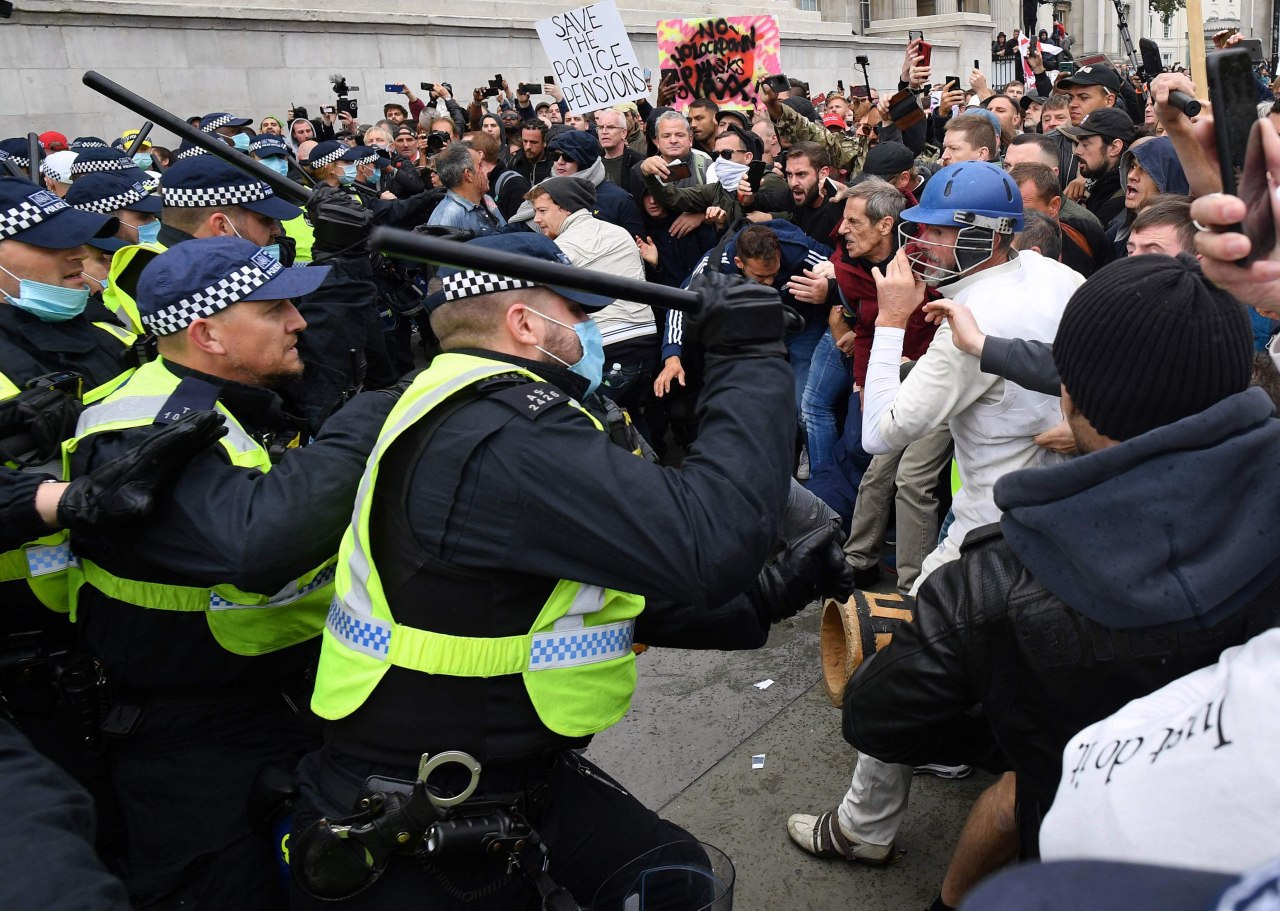 ۱۶ نفر از معترضان به محدودیت های کرونایی در لندن بازداشت شدند