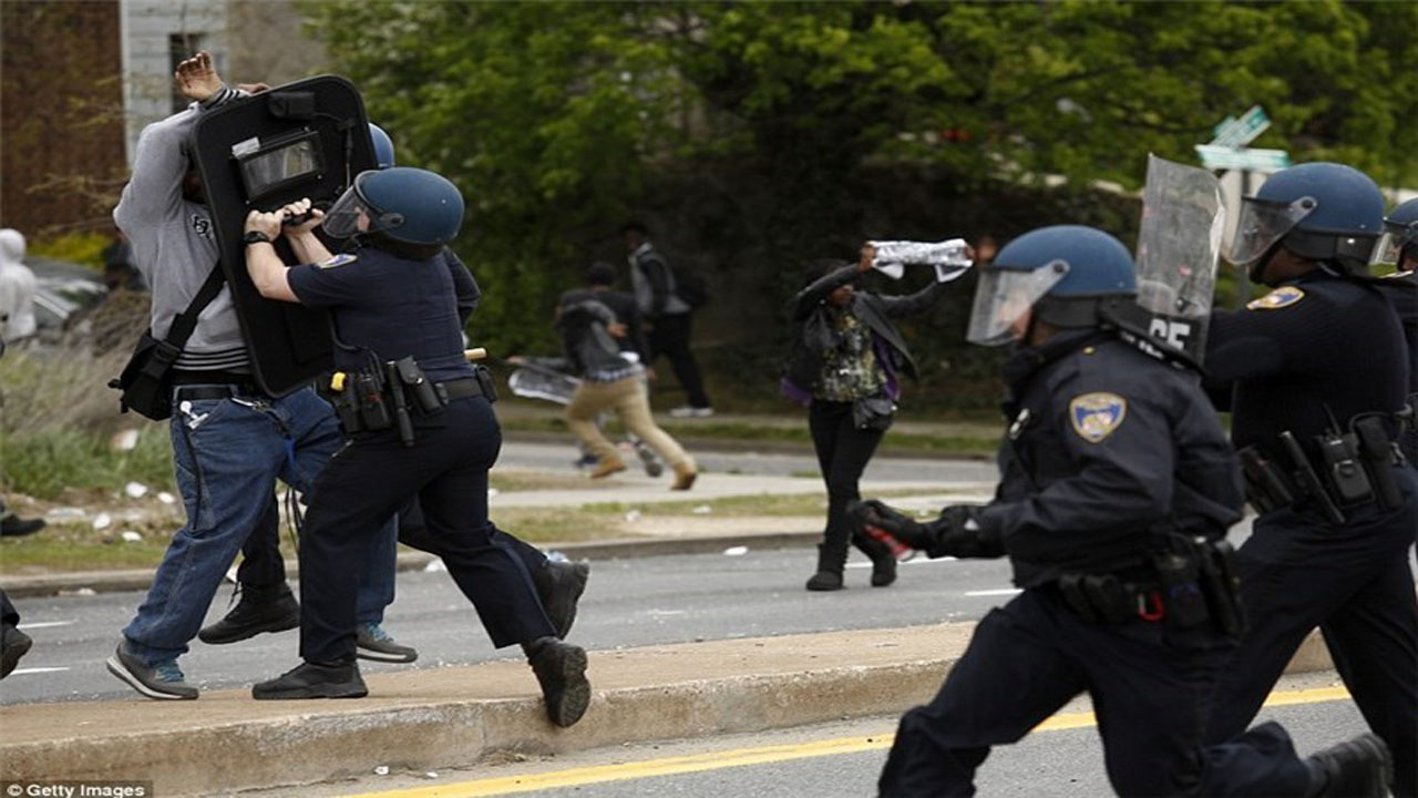 درگیری معترضان خشمگین و پلیس در واشنگتن