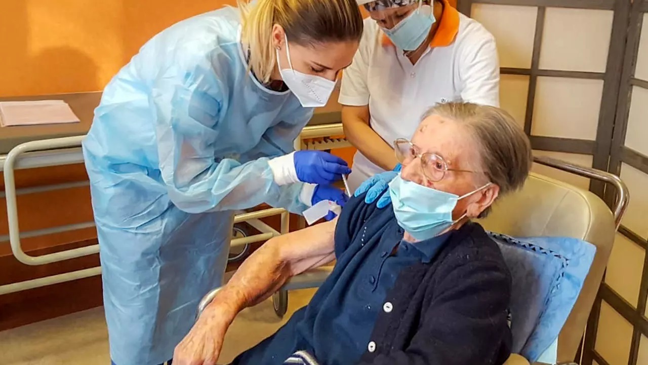 شهروند ۱۰۸ ساله ایتالیایی؛ پیرترین فردی که واکسن کرونا زد