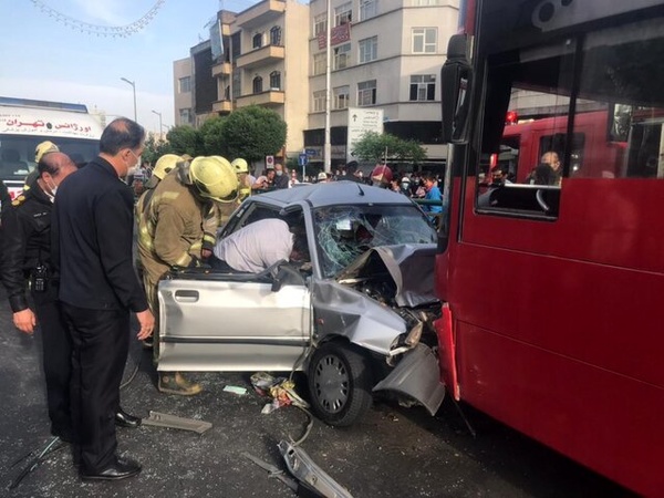 مصدومیت سه نفر در تصادف شدید خودروی پراید با اتوبوس در خط ویژه خیابان آزادی